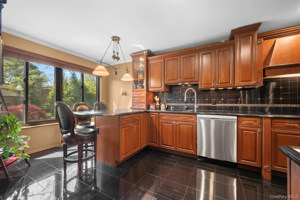 25 Windsor Gate Drive North Hills NY 11040