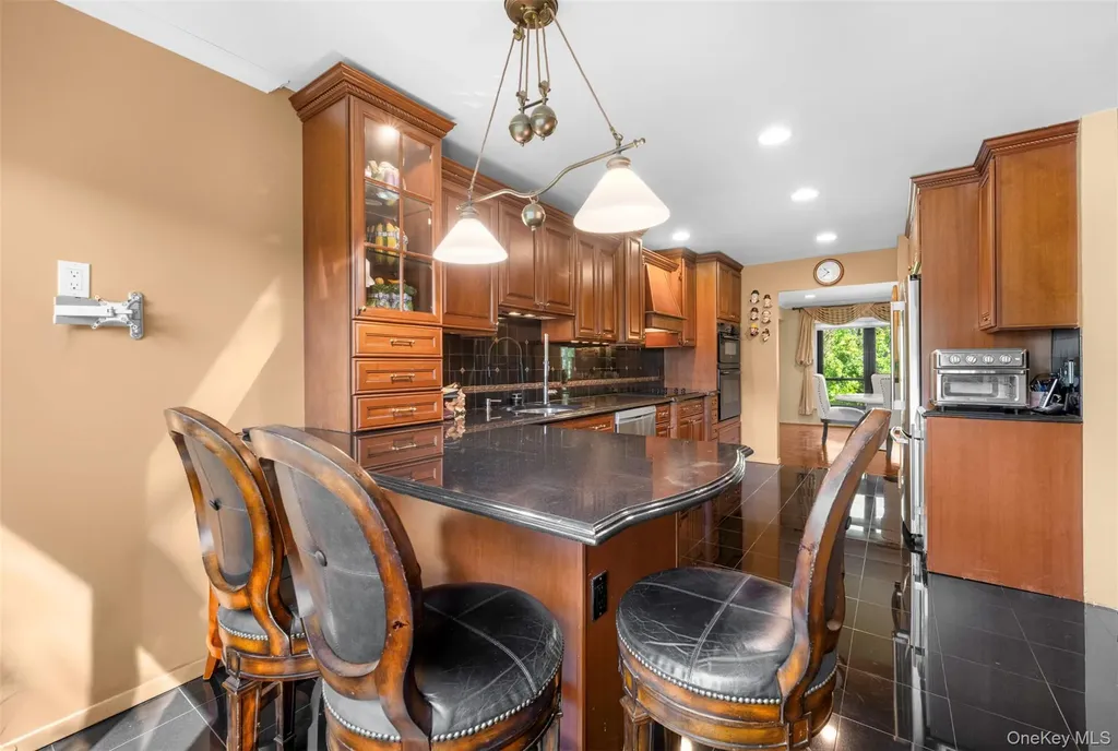 25 Windsor Gate Drive North Hills NY 11040