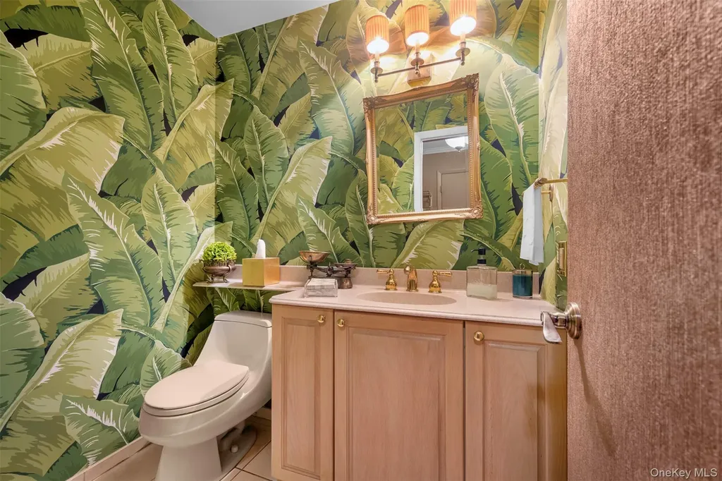 25 Windsor Gate Drive North Hills NY 11040
