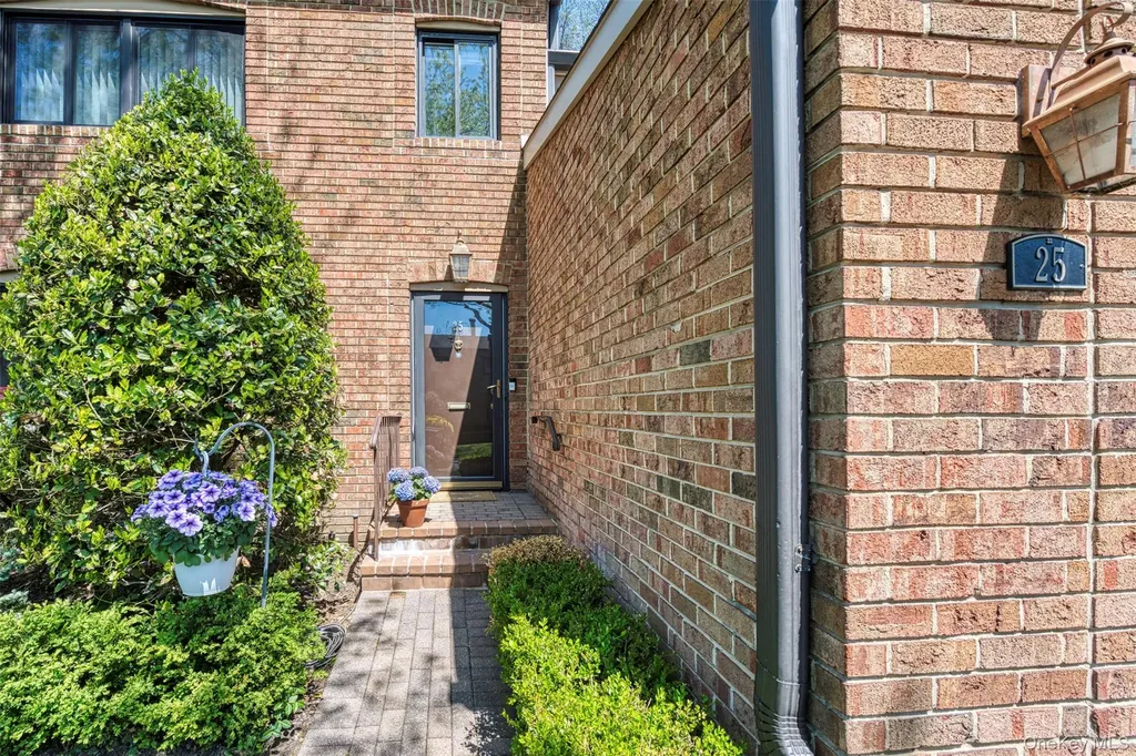 25 Windsor Gate Drive North Hills NY 11040