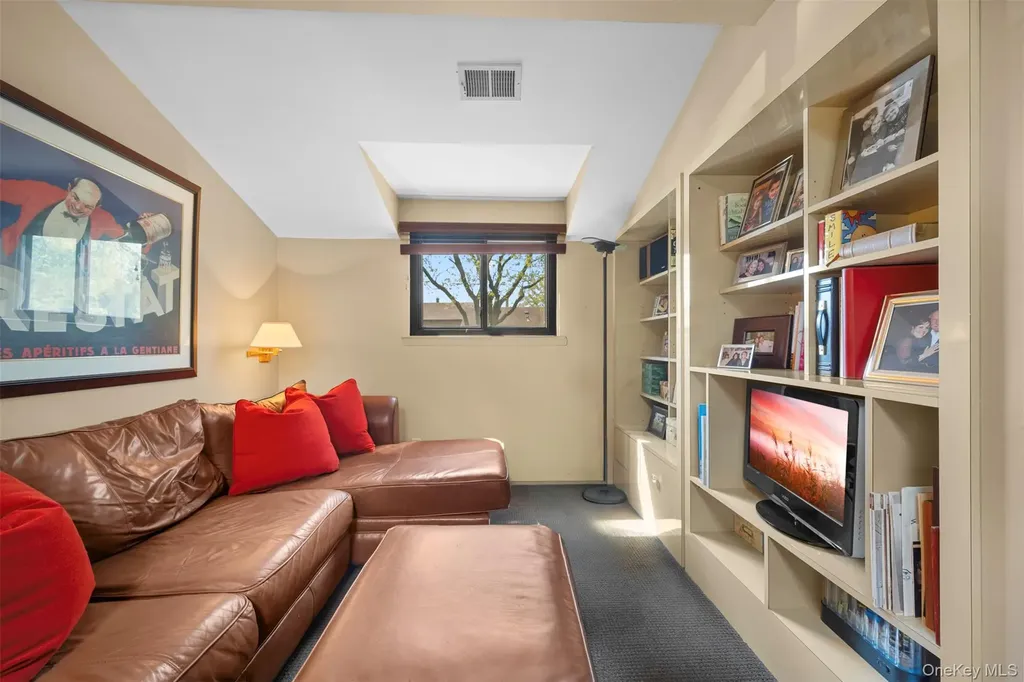 25 Windsor Gate Drive North Hills NY 11040