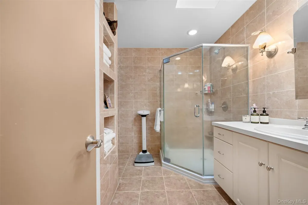 25 Windsor Gate Drive North Hills NY 11040
