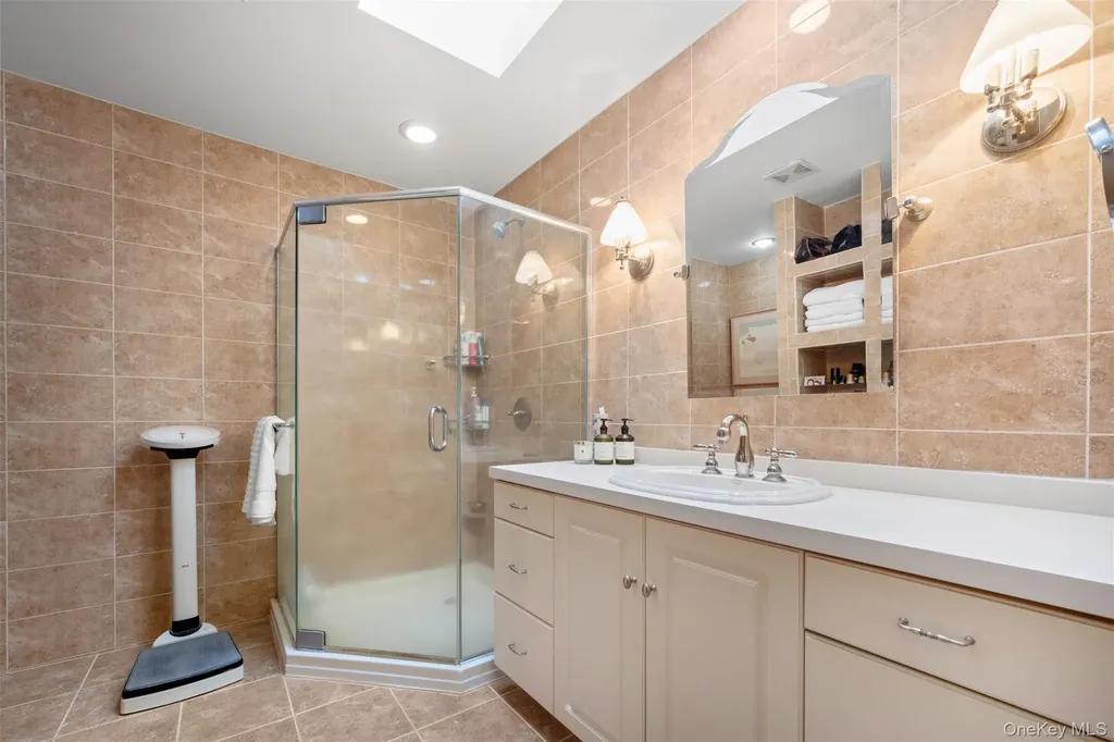 25 Windsor Gate Drive North Hills NY 11040