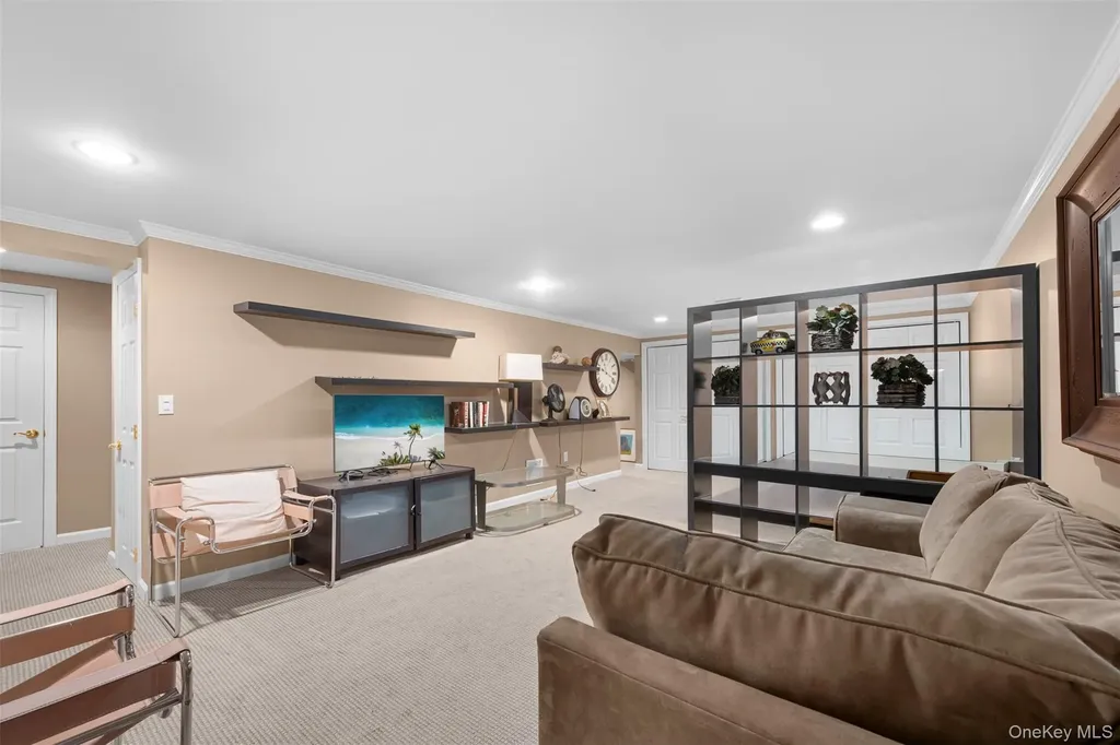25 Windsor Gate Drive North Hills NY 11040
