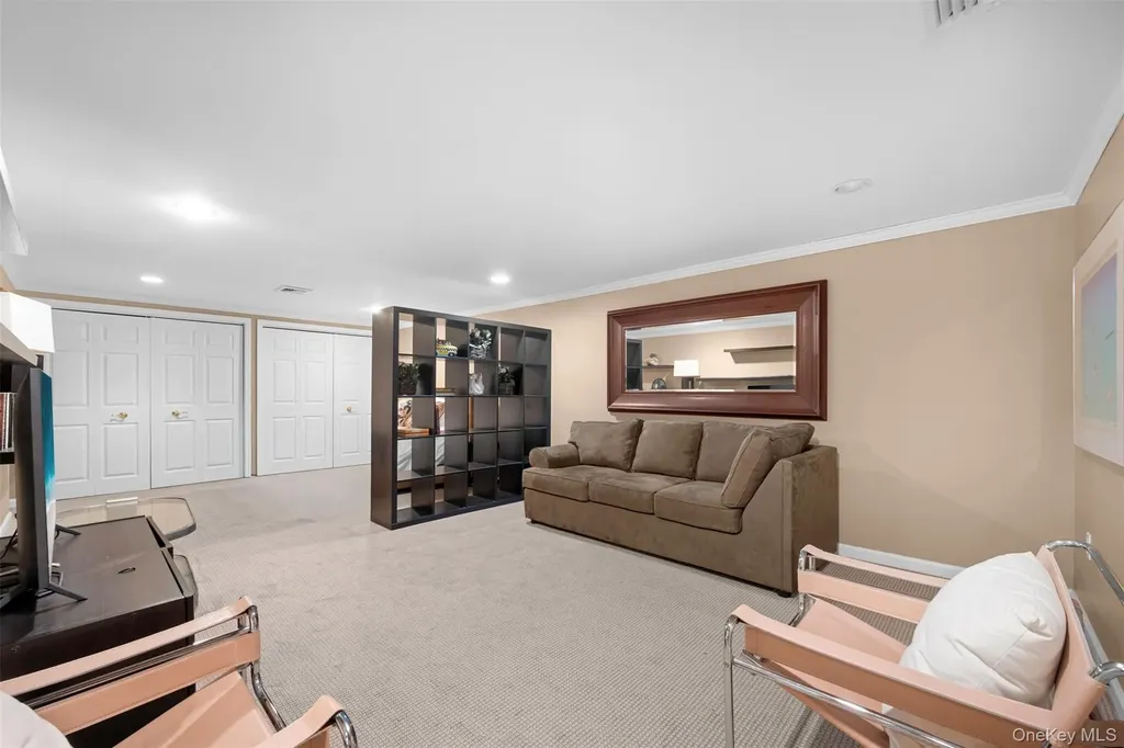 25 Windsor Gate Drive North Hills NY 11040