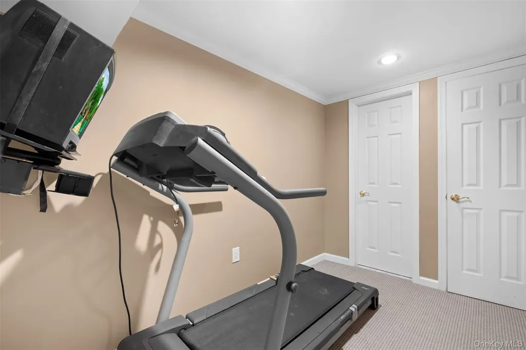 25 Windsor Gate Drive North Hills NY 11040