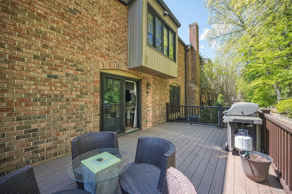 25 Windsor Gate Drive North Hills NY 11040