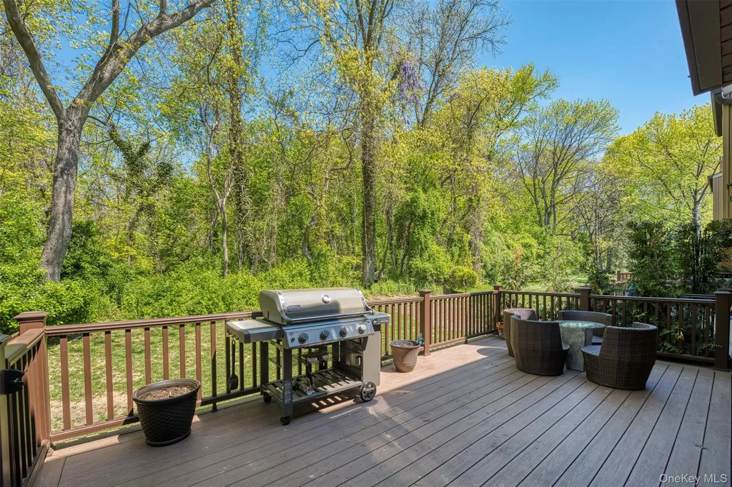 25 Windsor Gate Drive North Hills NY 11040