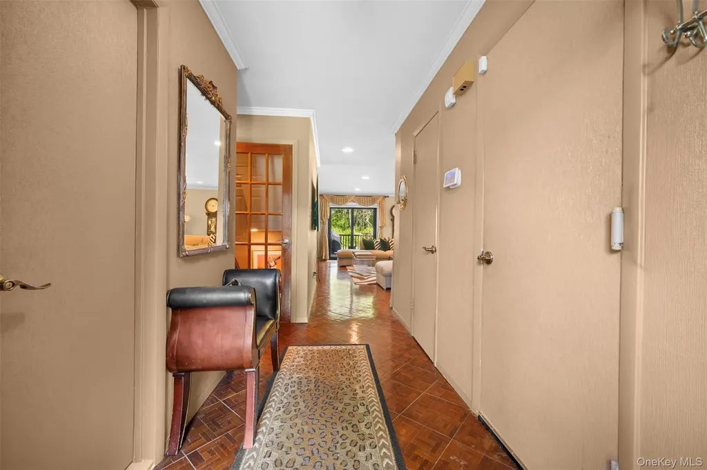 25 Windsor Gate Drive North Hills NY 11040