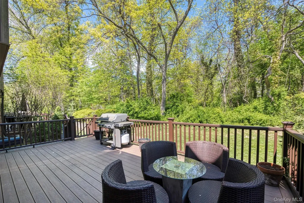 25 Windsor Gate Drive North Hills NY 11040