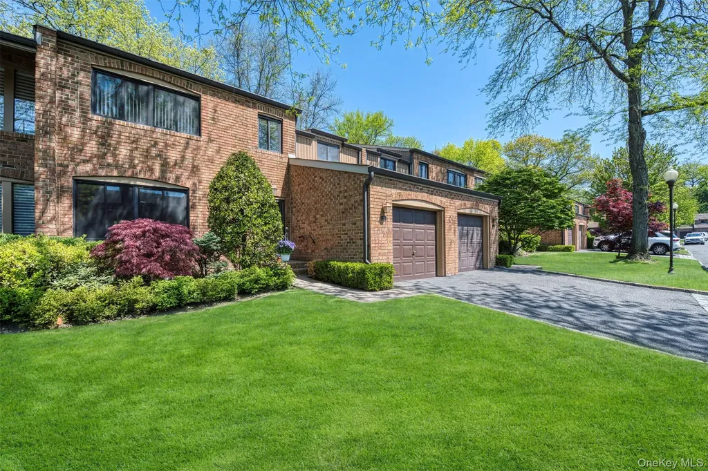 25 Windsor Gate Drive North Hills NY 11040