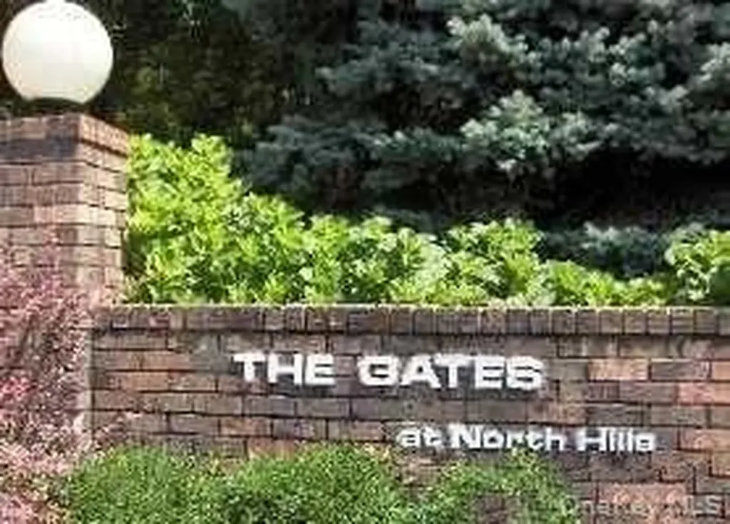 25 Windsor Gate Drive North Hills NY 11040
