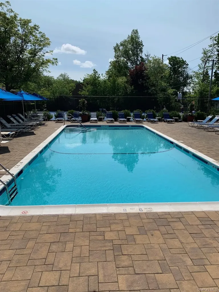 25 Windsor Gate Drive North Hills NY 11040