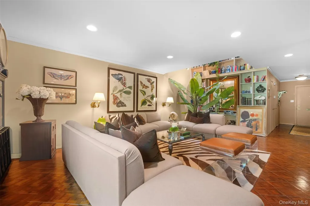 25 Windsor Gate Drive North Hills NY 11040