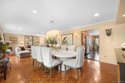25 Windsor Gate Drive North Hills NY 11040