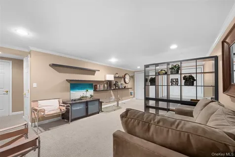 25 Windsor Gate Drive North Hills NY 11040