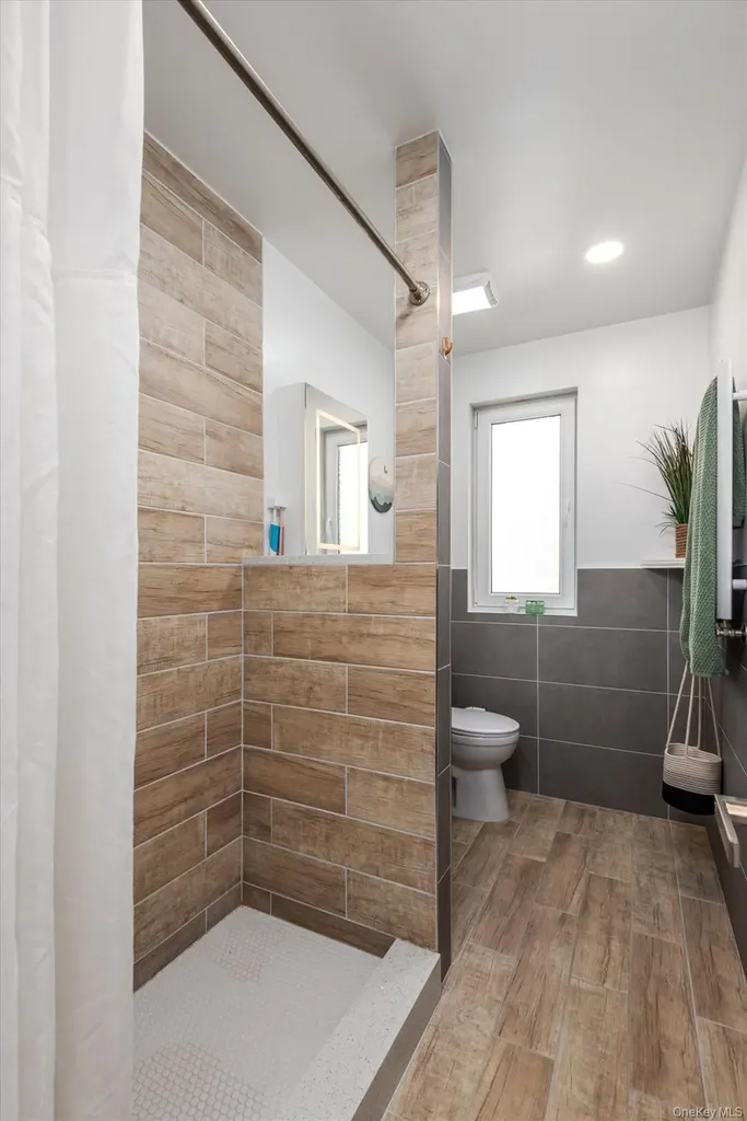65-17 78th Avenue Glendale NY 11385