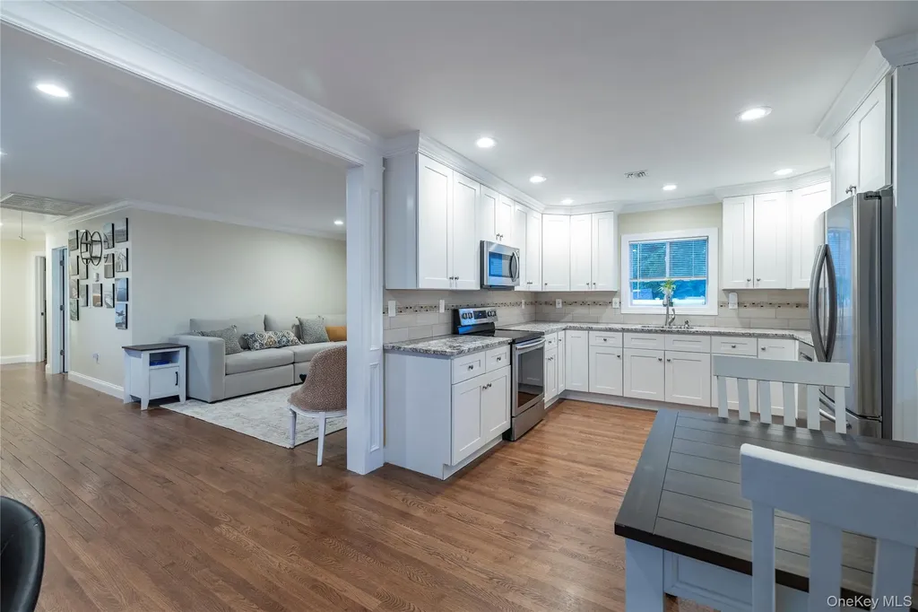 675 N Erie Avenue Lindenhurst NY 11757