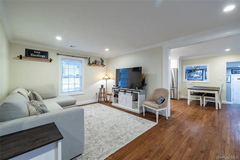 675 N Erie Avenue Lindenhurst NY 11757