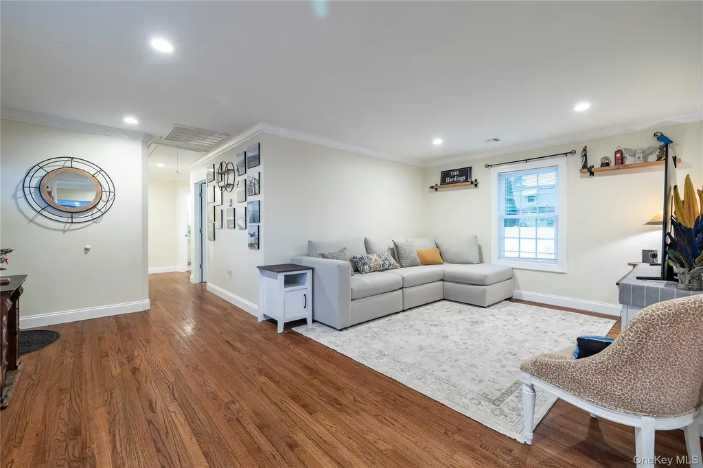 675 N Erie Avenue Lindenhurst NY 11757