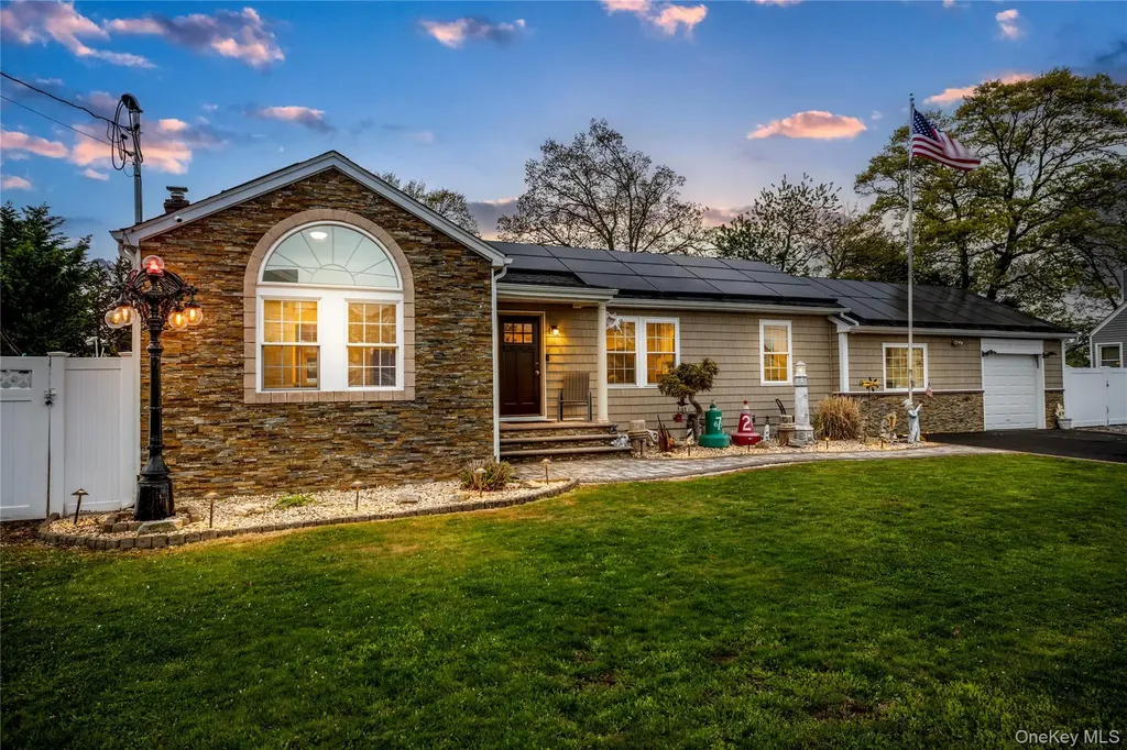675 N Erie Avenue Lindenhurst NY 11757