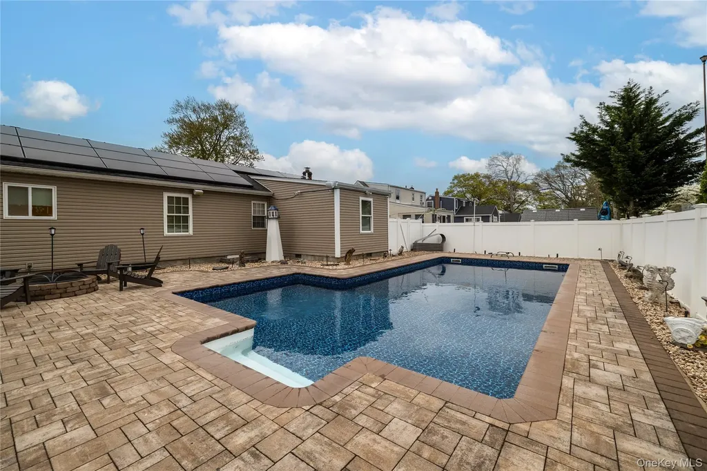 675 N Erie Avenue Lindenhurst NY 11757