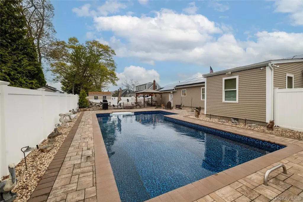 675 N Erie Avenue Lindenhurst NY 11757