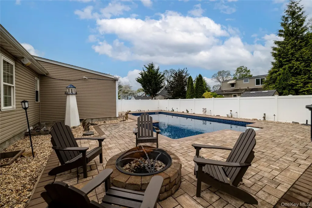 675 N Erie Avenue Lindenhurst NY 11757