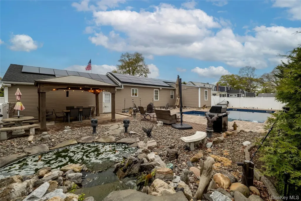 675 N Erie Avenue Lindenhurst NY 11757