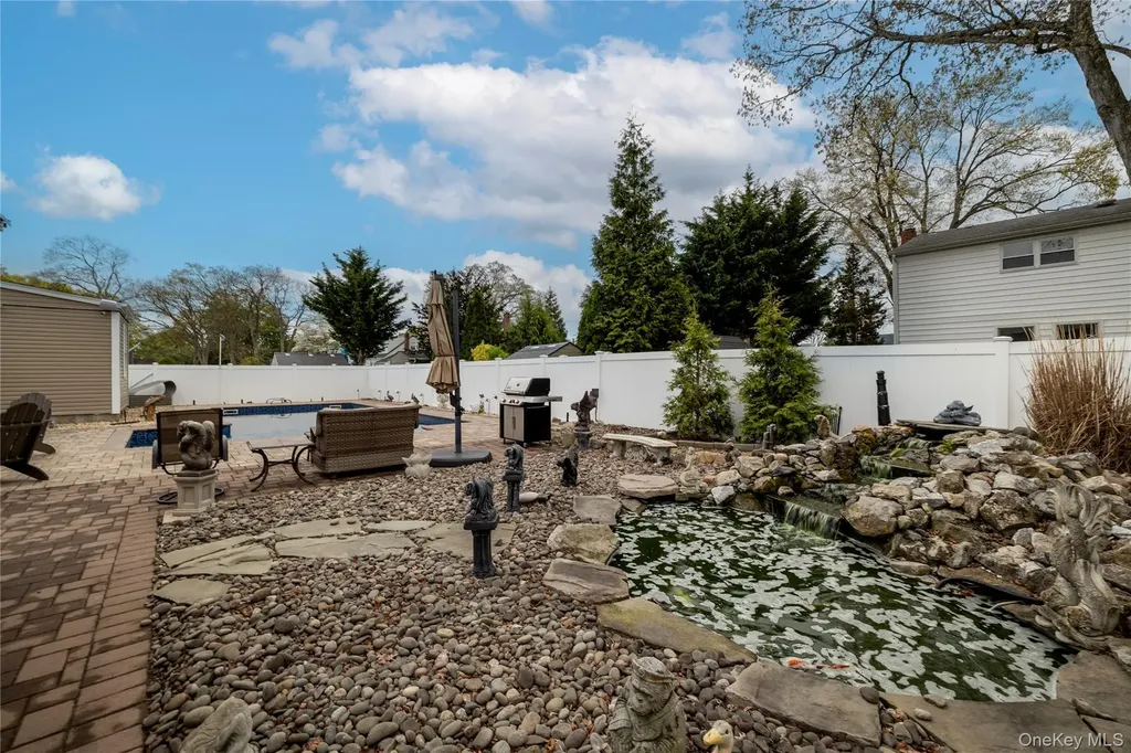 675 N Erie Avenue Lindenhurst NY 11757