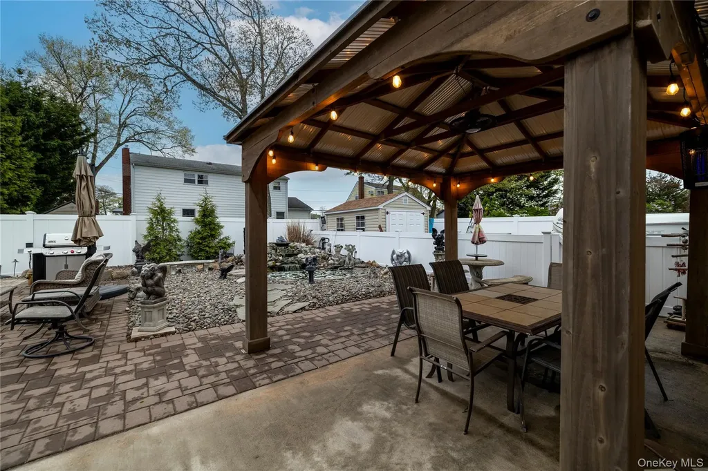 675 N Erie Avenue Lindenhurst NY 11757