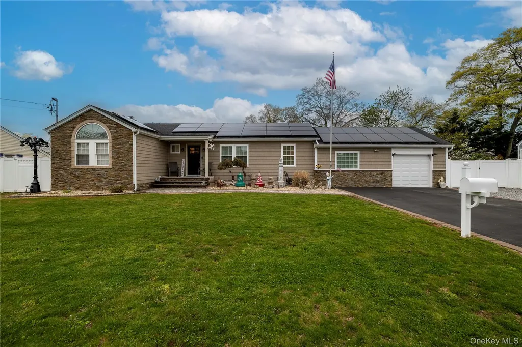 675 N Erie Avenue Lindenhurst NY 11757