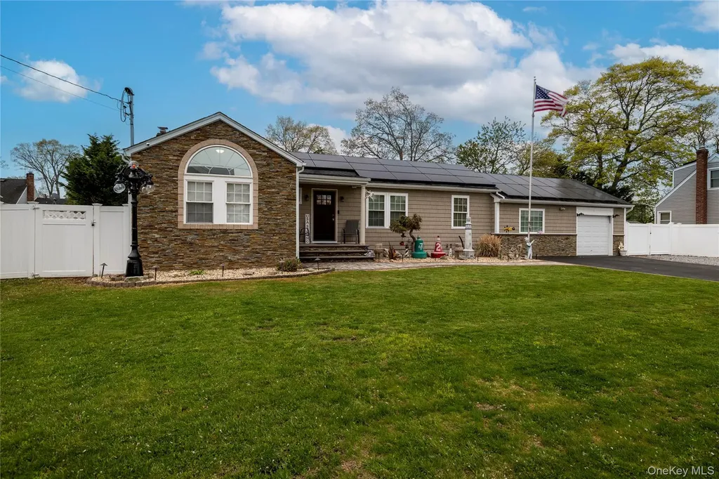 675 N Erie Avenue Lindenhurst NY 11757