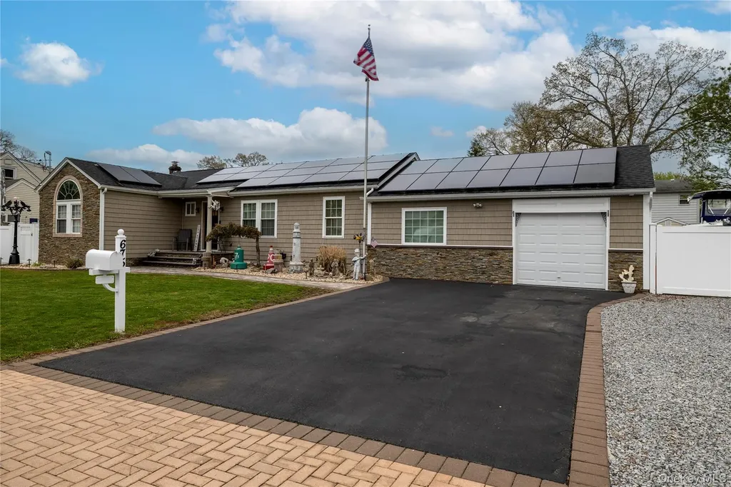 675 N Erie Avenue Lindenhurst NY 11757