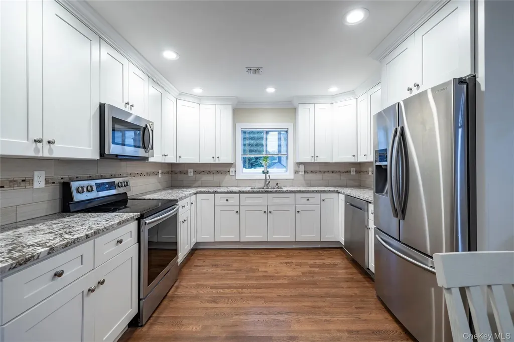 675 N Erie Avenue Lindenhurst NY 11757