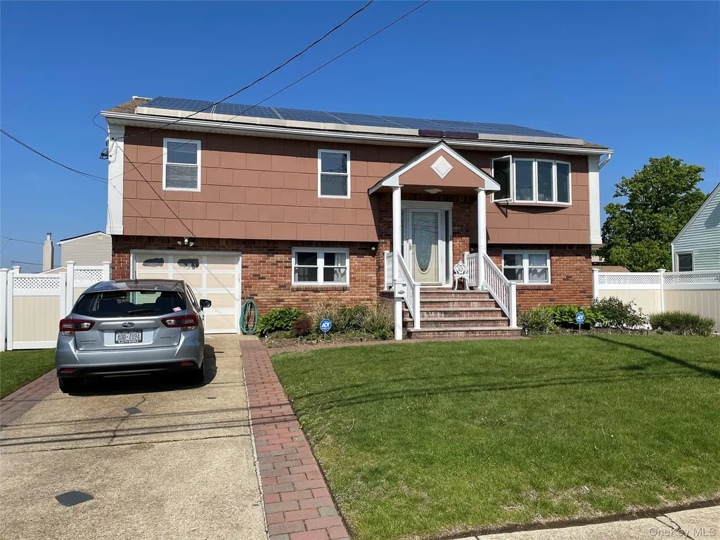 84 Surf Road Lindenhurst NY 11757