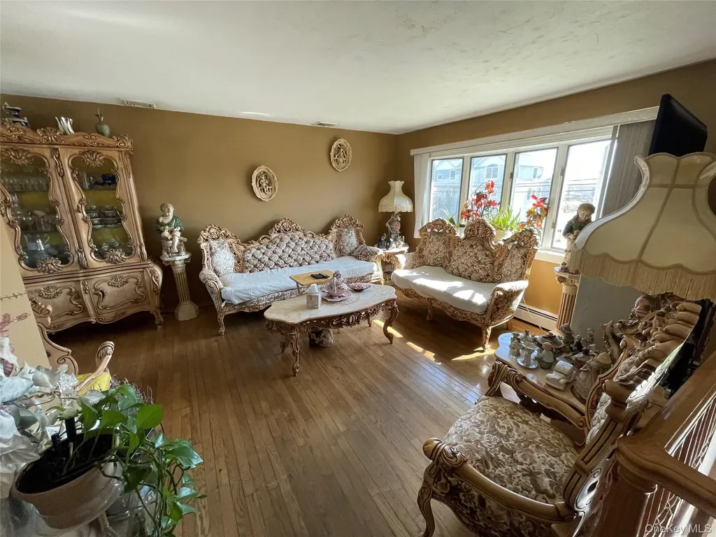 84 Surf Road Lindenhurst NY 11757