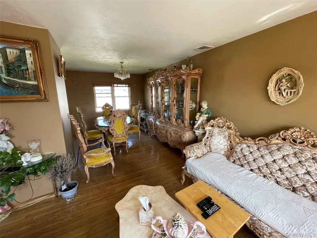 84 Surf Road Lindenhurst NY 11757
