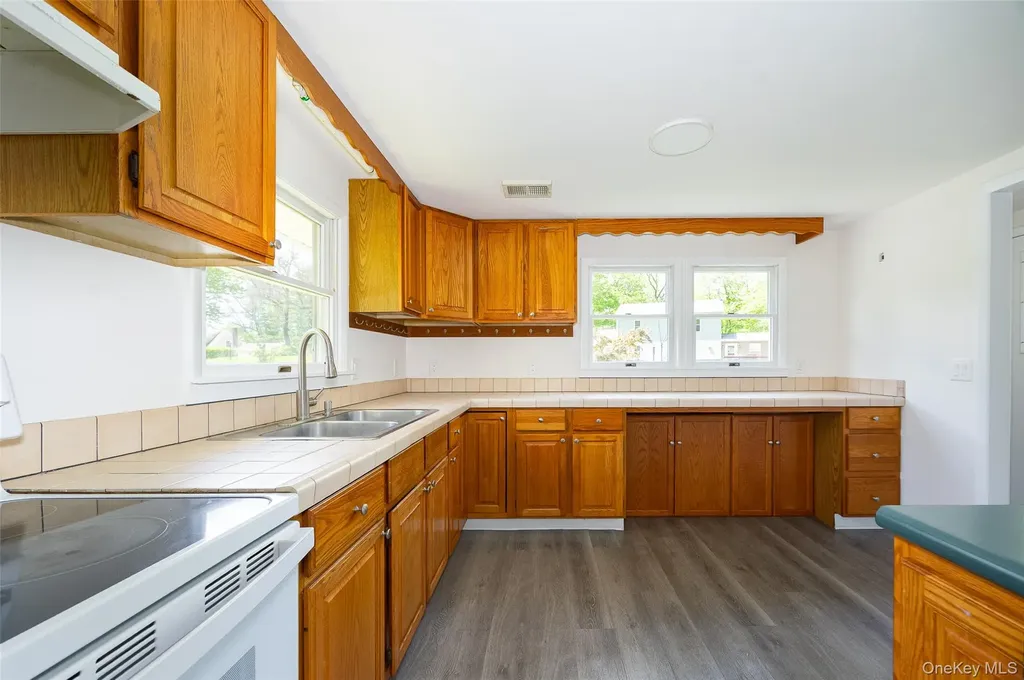 31 Horns Park Road Hyde Park NY 12538