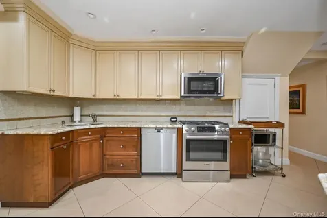 138-15 Union Turnpike Kew Garden Hills NY 11367
