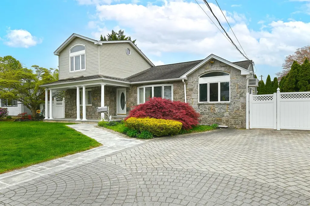 4 Ida Lane North Babylon NY 11703