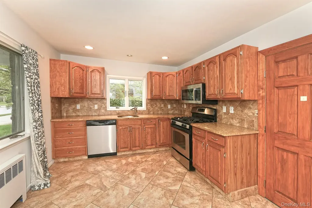 4 Ida Lane North Babylon NY 11703