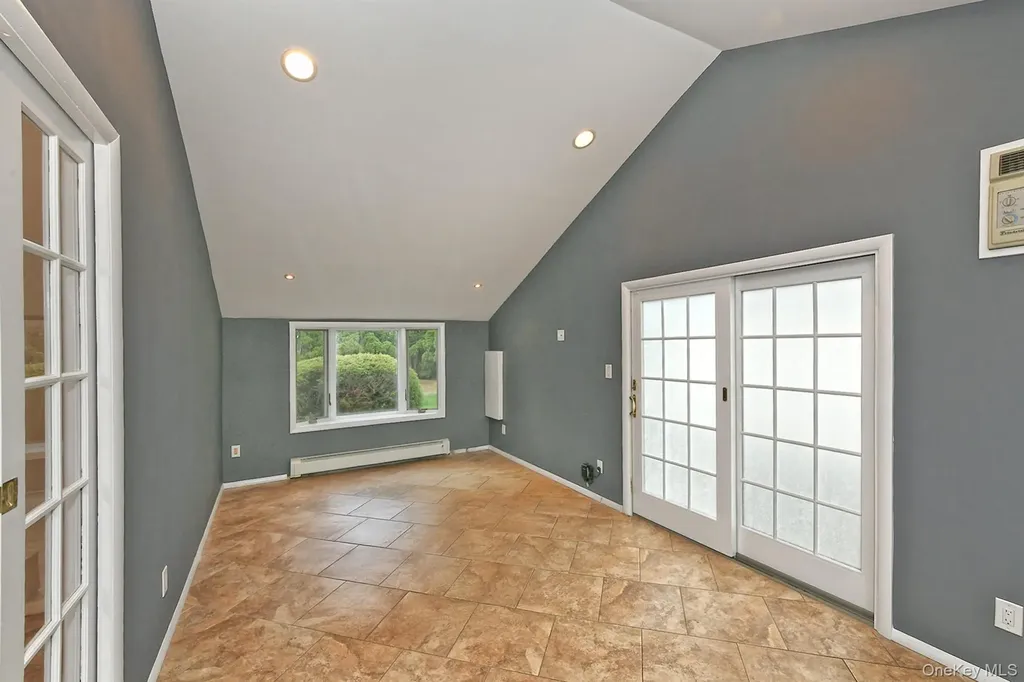 4 Ida Lane North Babylon NY 11703
