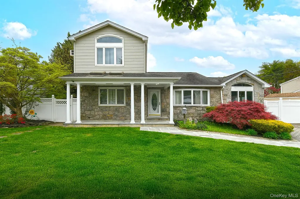 4 Ida Lane North Babylon NY 11703