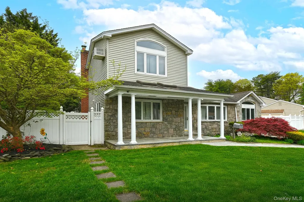 4 Ida Lane North Babylon NY 11703
