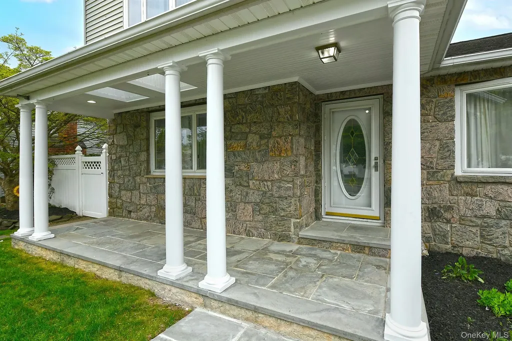 4 Ida Lane North Babylon NY 11703