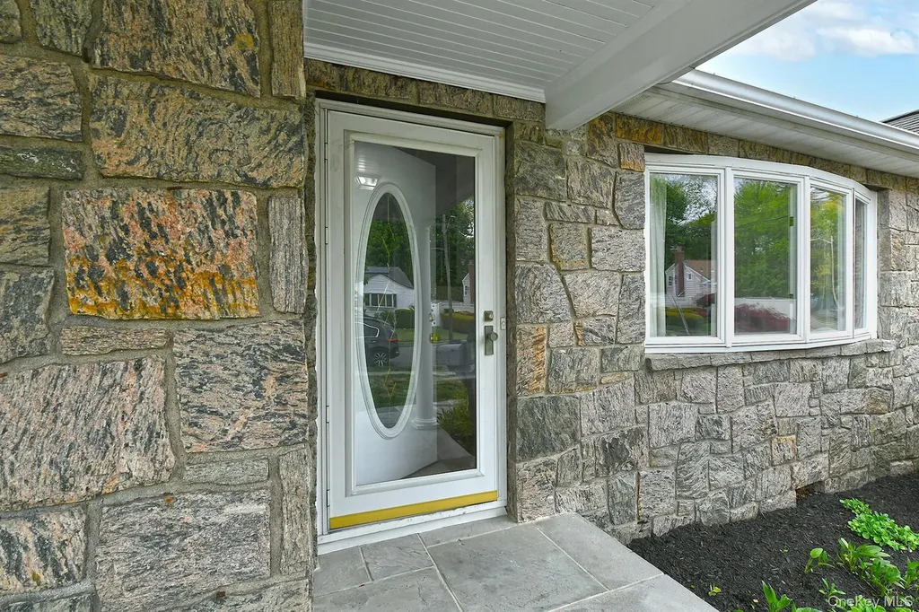 4 Ida Lane North Babylon NY 11703