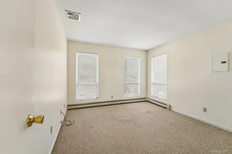 18 Brooke Hollow Lane Peekskill NY 10566