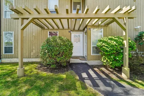 18 Brooke Hollow Lane Peekskill NY 10566