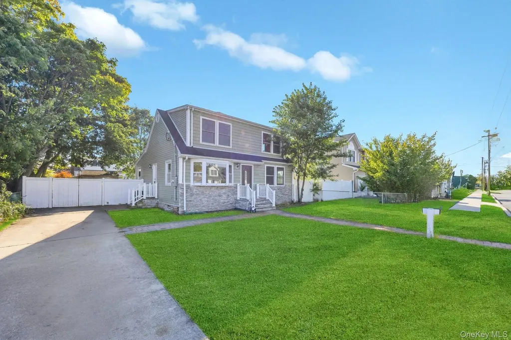 259 35th Street Lindenhurst NY 11757